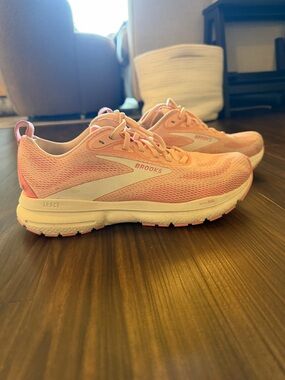 Brooks Trace 4 Women’s Peach-Pink Mesh Running Shoes (size 8)